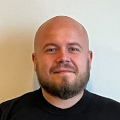 Modellhus i tre holdes i hender