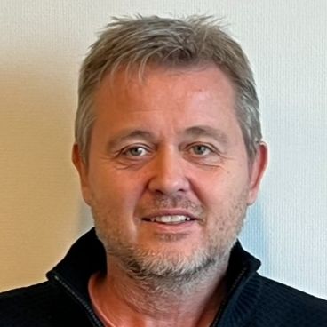 Modellhus i tre holdes i hender