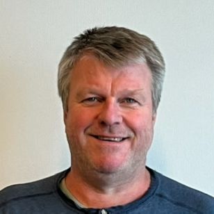 Modellhus i tre holdes i hender