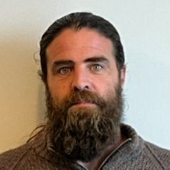 Modellhus i tre holdes i hender